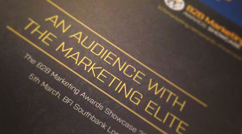 Teksten "An audience with the marketing elite" på et sort ark