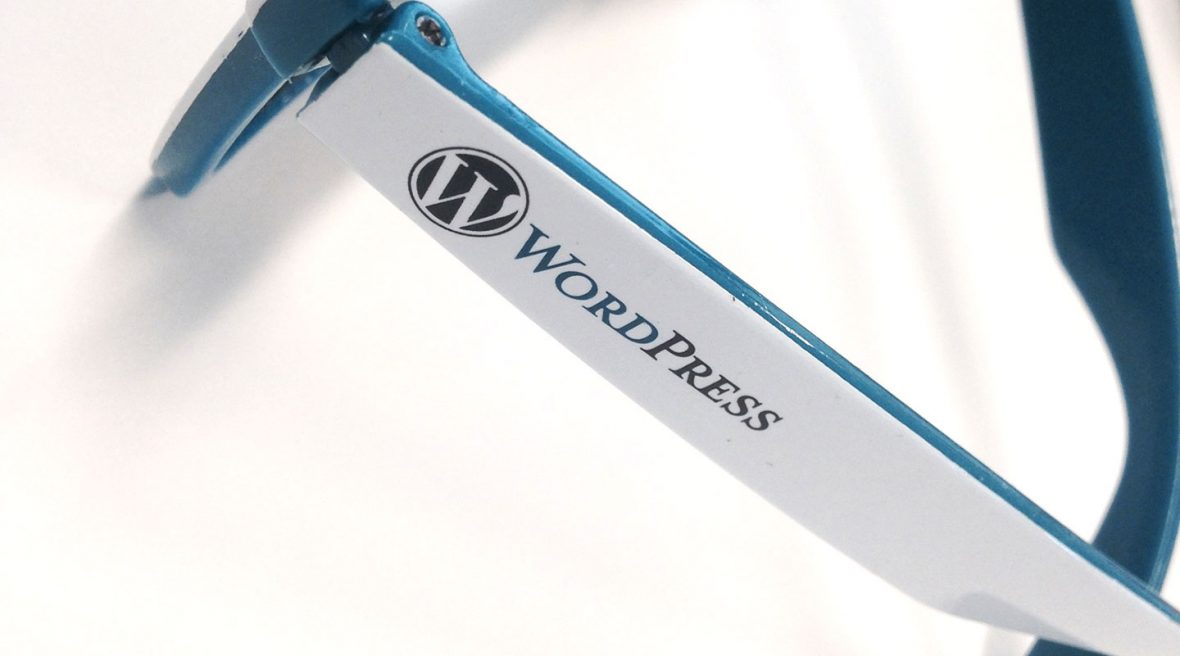 Macrobilde av siden til en brille hvor det står "Wordpress" med logo