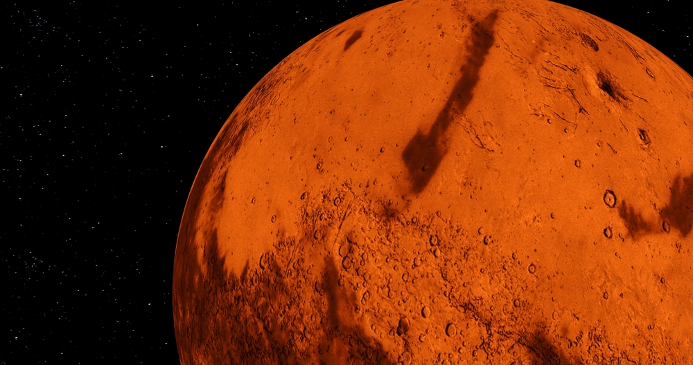 Den røde planeten Mars med lysende stjerner i bakgrunnen