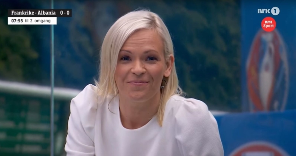 Skjermdump fra NRK1 med Carina Olset som kommenterer Frankrike - Albania