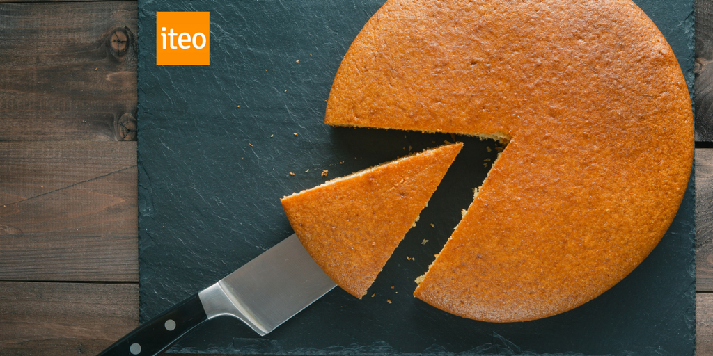 gul kake sett ovenifra og kniv som har skjært ut ett kakestykke