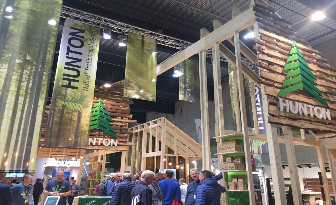 Huntons stand på Bygg Reis Deg 2017. Flere Hunton-logoer på trevegger er montert