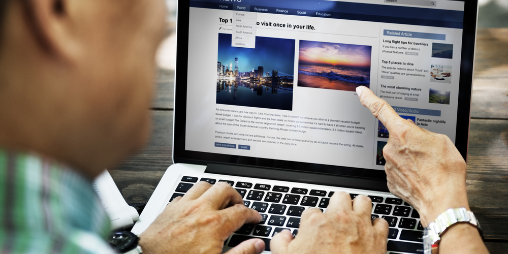 To personer jobber med bedriftsblogg på laptop