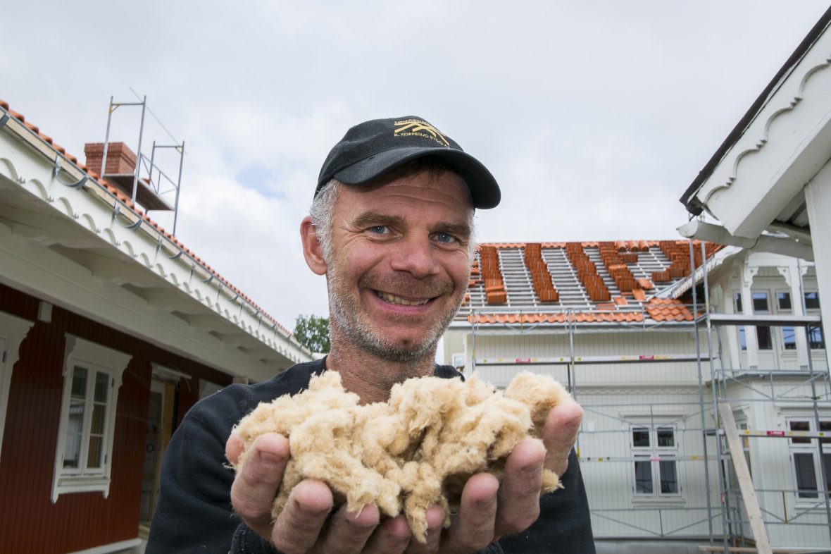 Kristher Kopperud smiler og fiser frem trefiber