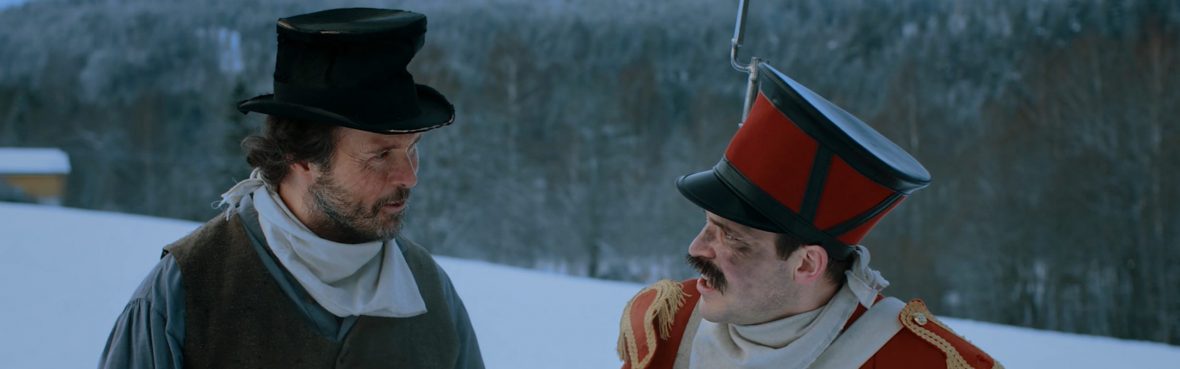 To menn med hatter ser på hverandre