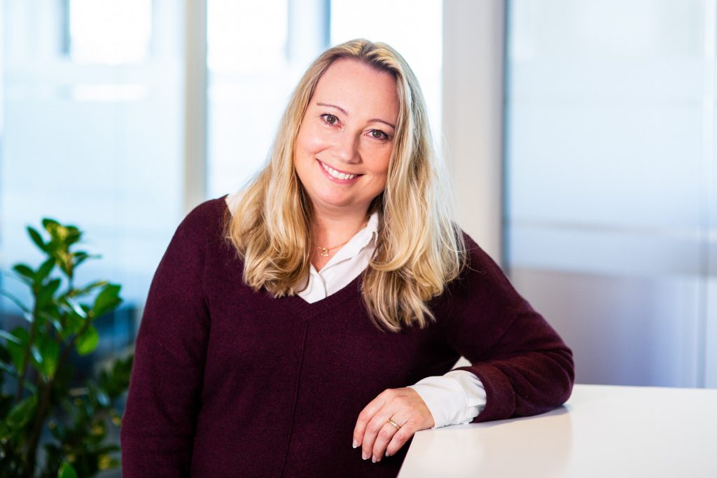 Portrettbilde av Hanne Tysnes Holm, grafisk designer i Iteo