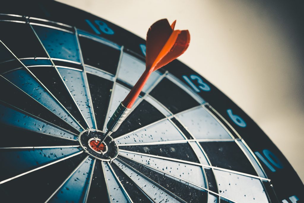 Nærbilde av en pil som treffer "bulls eye" på en målskive. Symboliserer hvordan performance marketing bidrar til målrettet markedsføring.