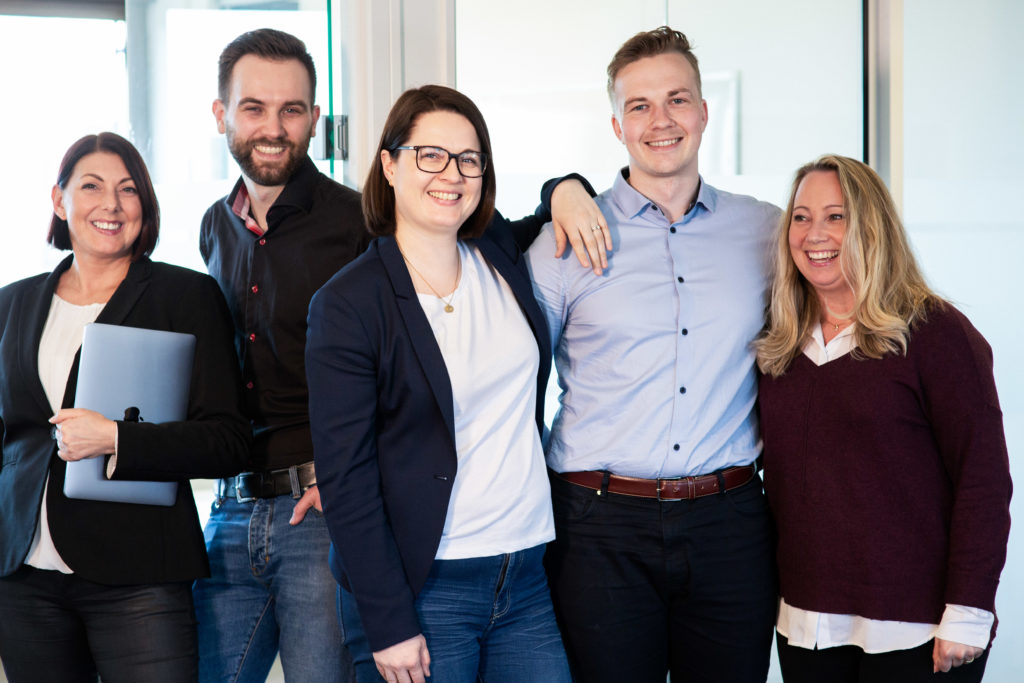 Gruppebilde av flere ansatte i Iteo