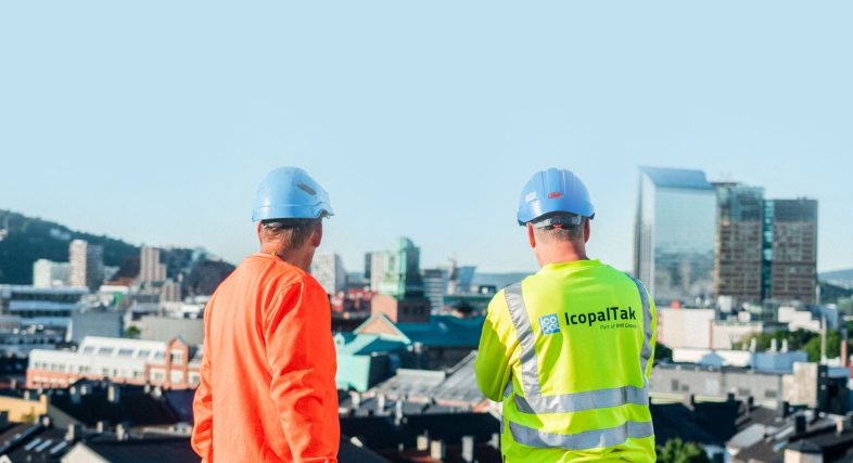 Foto av ansatte i BMI på toppen av et av Oslos mange tak.
