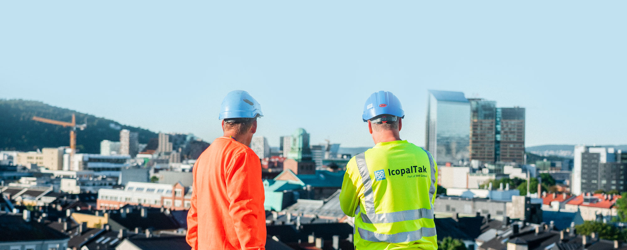 Foto av ansatte i BMI på toppen av et av Oslos mange tak.