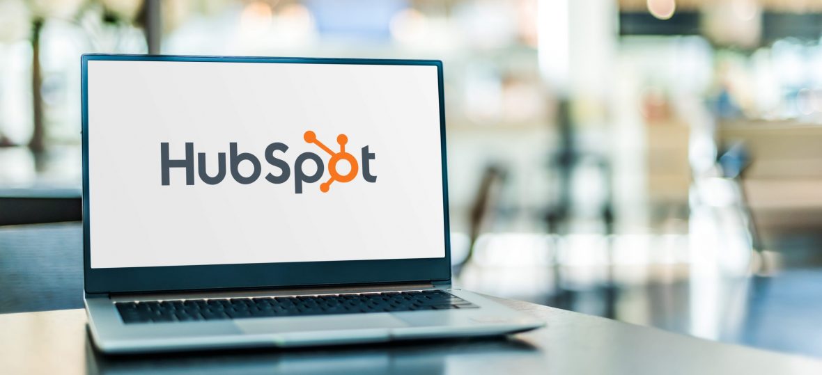 Bilde av en laptop med HubSpot-logo på skjermen.