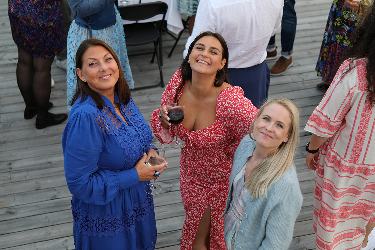 Tina, Ida og Gitte fra Iteo smiler til kamera på sommerfest.