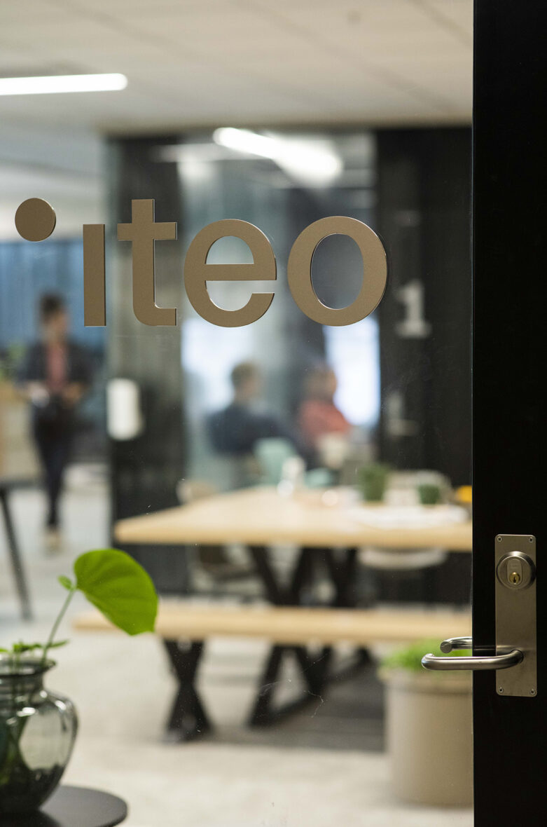 Iteo-skiltet på døren inn til kontoret.