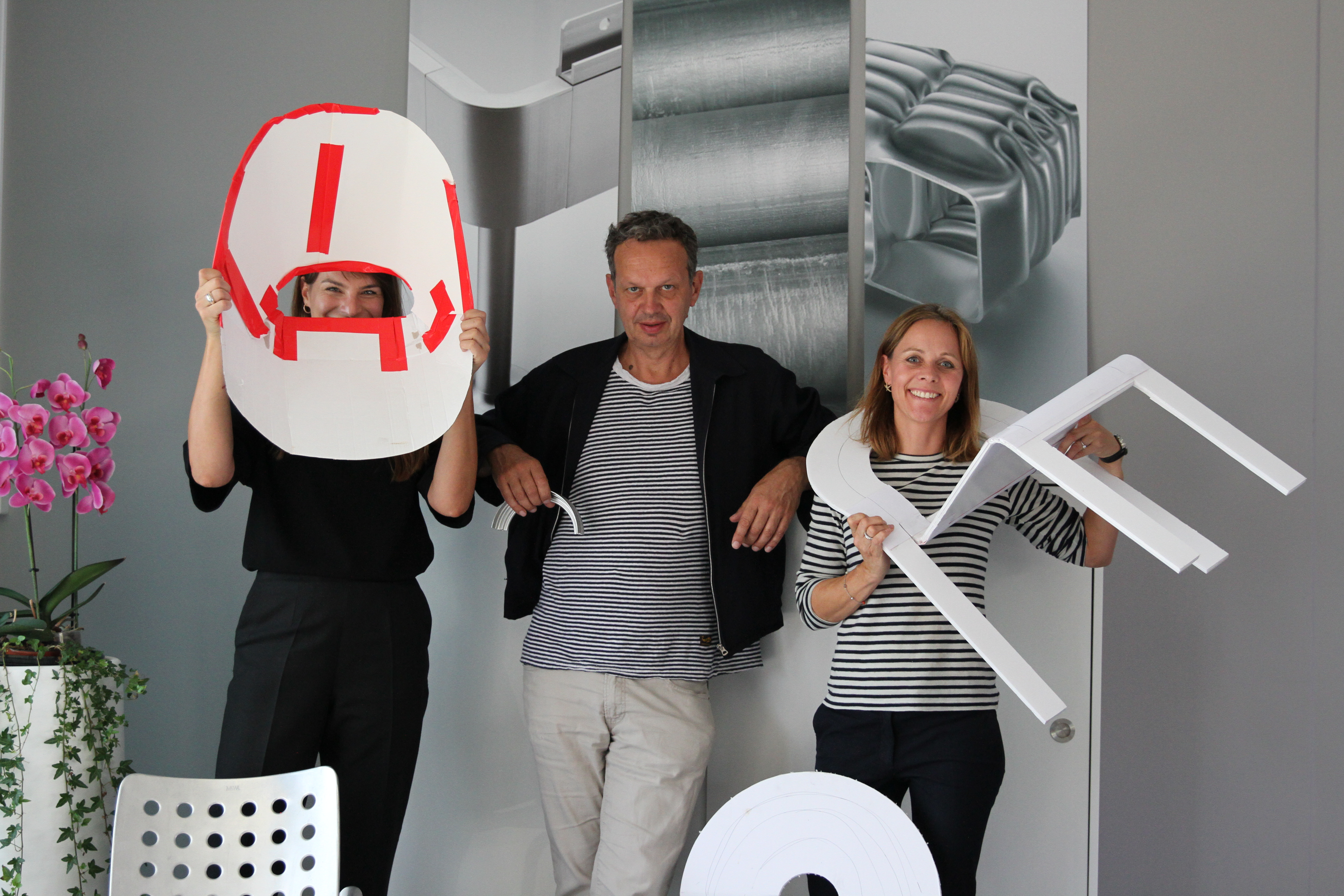 Tom Dixon og Hilde Kallevig på besøk hos Hydro Vetlanda, som starten på samarbeidet om å lage en hundre prosent gjenvinnbar stol i aluminium.