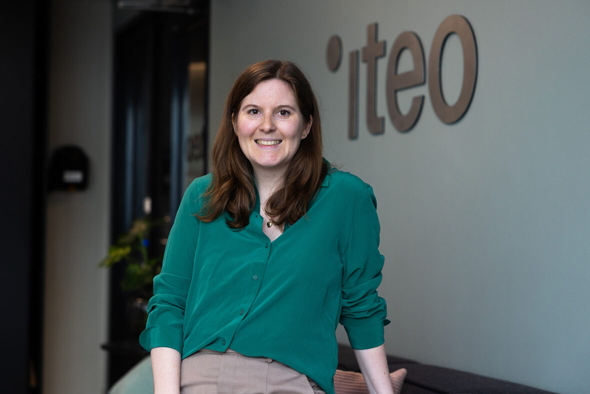 Portrett av Martine Cecilie Vik, foran Iteo-logoen.