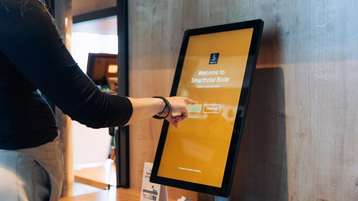 En av Arribatec Hospitalitys skjermer i bruk på et hotell i Bodø.