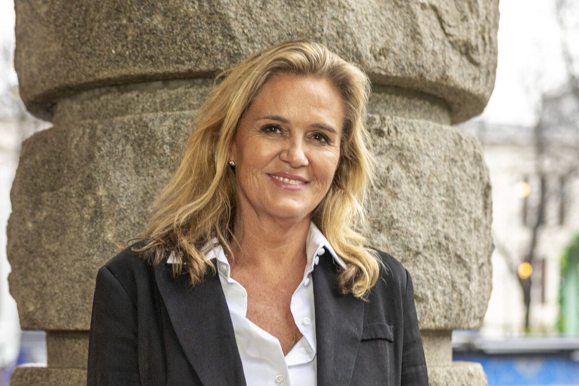 Nina Gade Tenvik i Kampanje står foran en steinsøyle