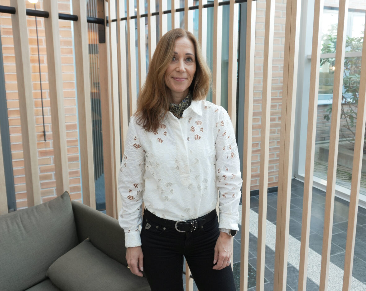 Markedsdirektør i Xledger Mona Mikaelsen står på balkong